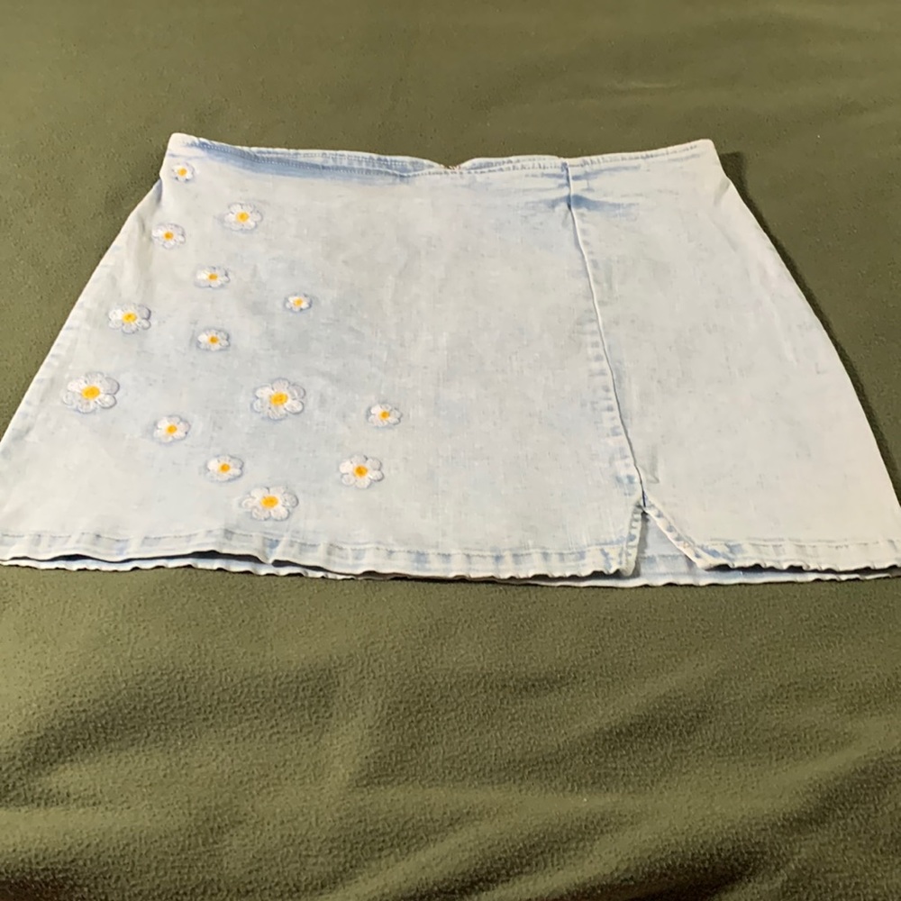 Wild fable denim miniskirt.  Light blue with daisy details on front.  Size 18